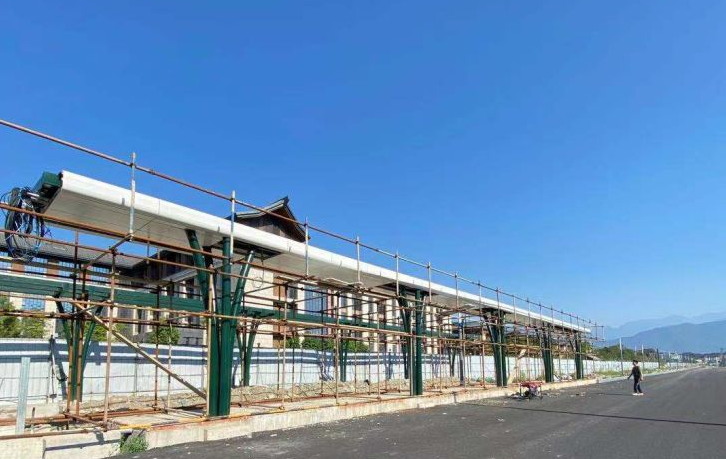 都江堰在建电轨站(图1)